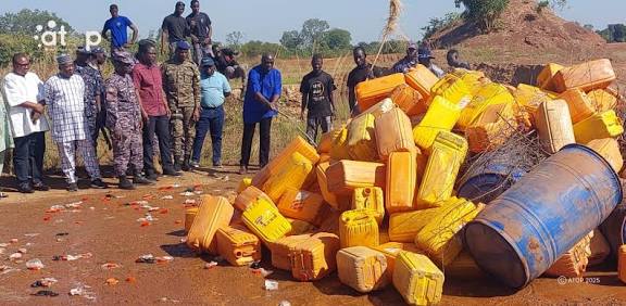 Lutte contre la contrefaçon : 12.795 litres de «Sodabi frelaté» détruits à Dapaong