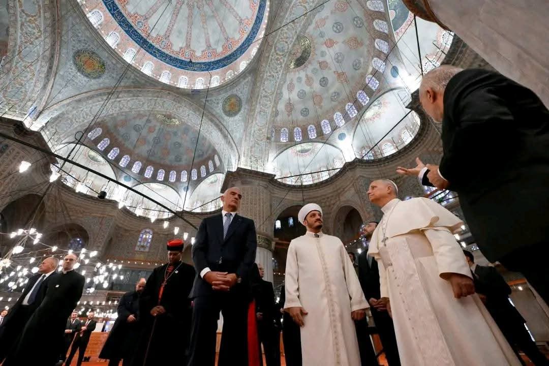 Vatican | En voyage en Turquie, le Pape Léon XIV a visité la Mosquée du Sultan Ahmet ce samedi