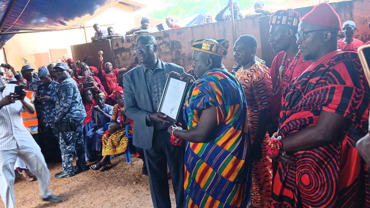 Togbui Adabra DUNENYO X, recevant son décret de reconnaissance des mains du préfet d'Agou Ali Mouzou...