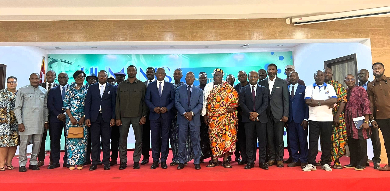Photo de famille des officiers et invités...