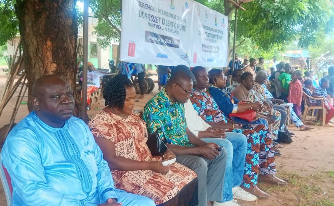 Des officiels, avec au premier plan, M. Cyriaque Noussougan, Directeur de l'Association FILBLEUES et Secrétaire Général de CNF-Togo