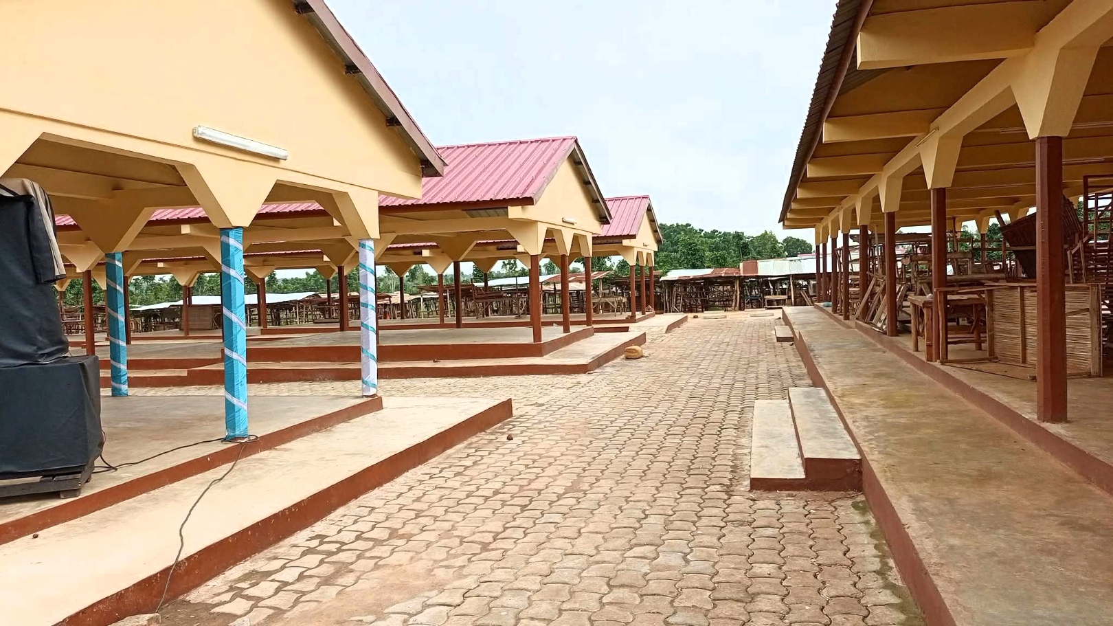Vue partielle des nouvelles infrastructures du marché de Gbéké