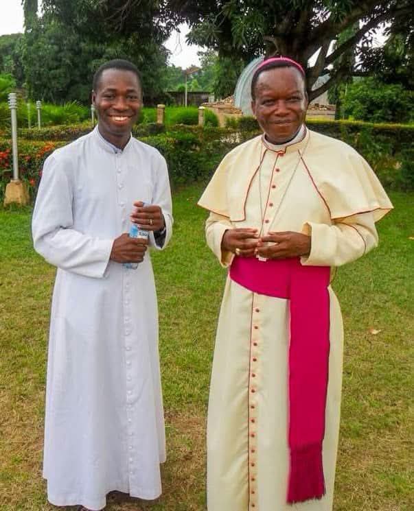 Le nouvel Évêque de Kpalimé, Mgr AMEKUSE (gauche) en compagnie de l'évêque sortant, Mgr ALOWONOU