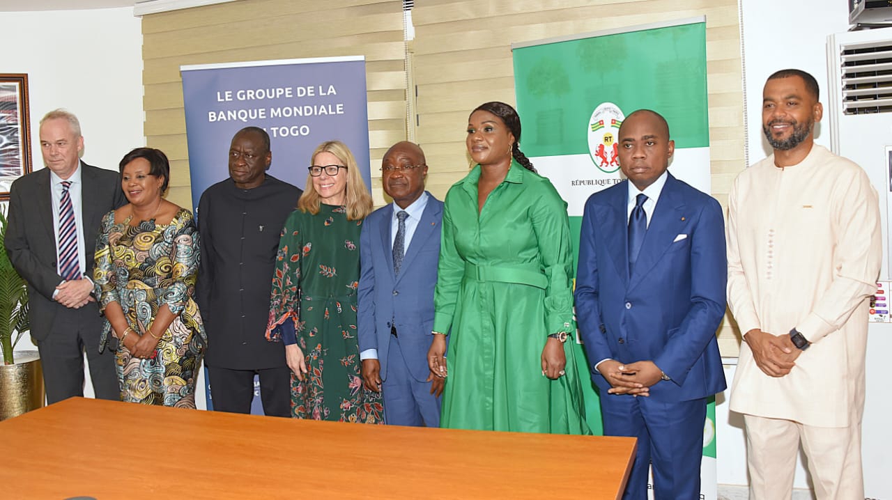 Photo de famille des officiels des deux parties