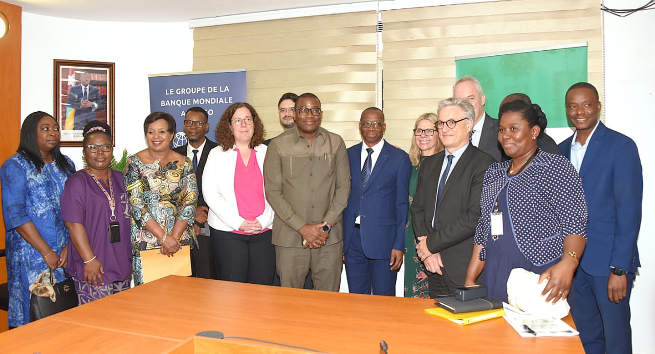 Fonctionnaires et experts des deux parties... Au milieu, M. Bèguèdouwè PANETO (costume bleu), Secrétaire Général du ministère de la Planification, auprès de la Présidence du Conseil du Togo...