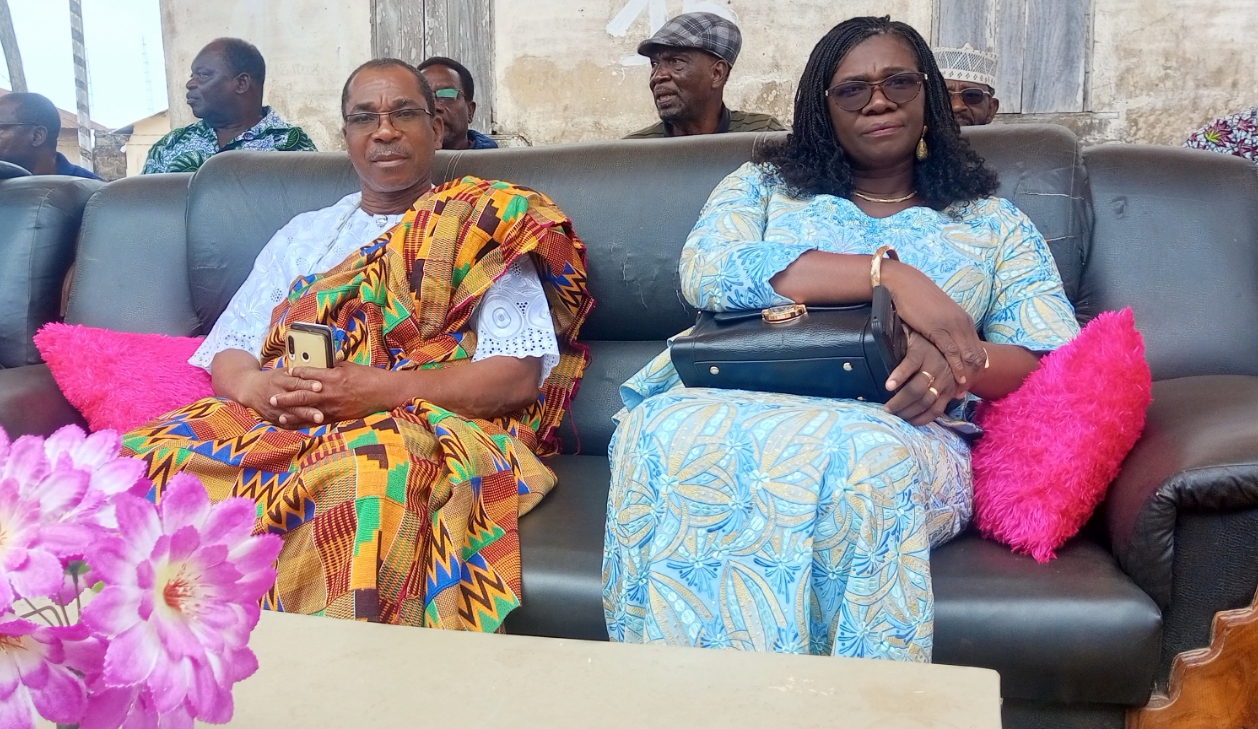 Le député YOVO Komla Agbesi, cadre du milieu et la Sénatrice ATOUTONOU Ama, lors de la cérémonie d'apothéose