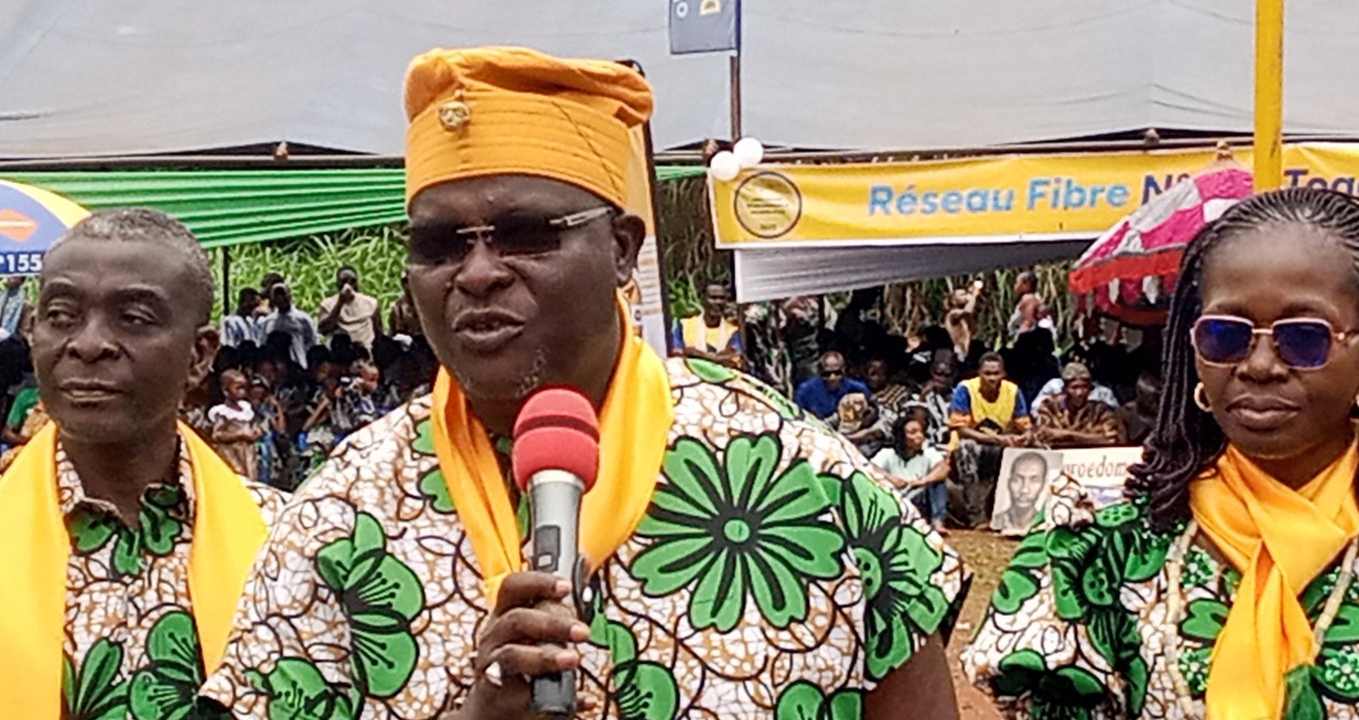 M. Ange KETOR (au milieu), le Président du Comité d'organisation