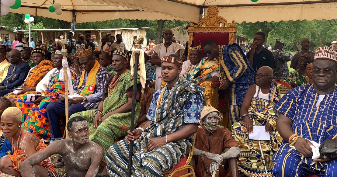 Togbui PEBI V, majestueusement entouré de ses notables