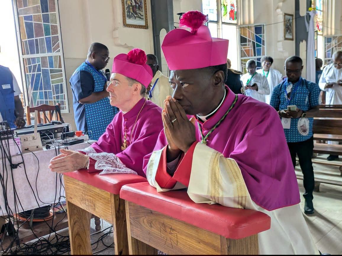 Mgr Edmond Yawo AMEKUSSE, en recueillement avec le Nonce Apostolique...