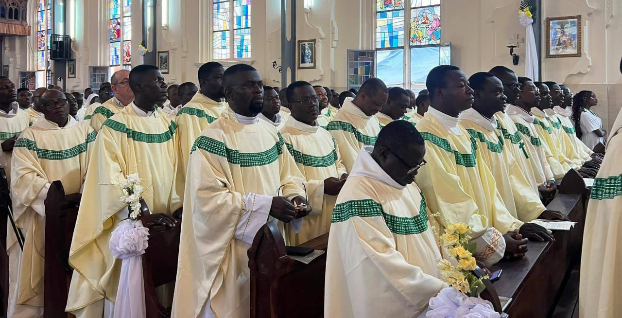Vue partielle du corps des prêtres présents à la messe d'ordination épiscopale..