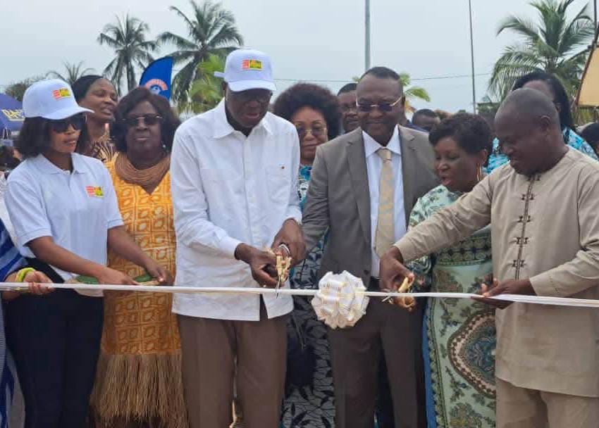 Coupure du ruban symbolique par les officiels