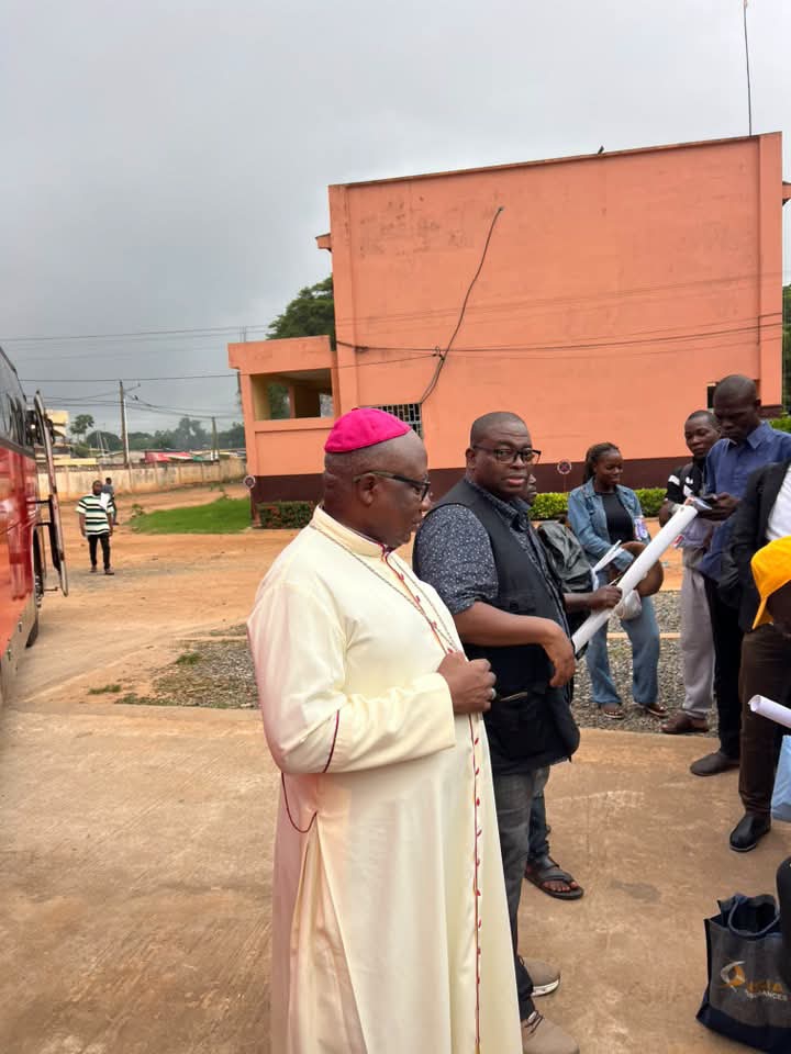 Vue partielle de la délégation togolaise, recevant les instructions de Mgr TOUHO, le Chef de délégation, peu avant le départ de Lomé...