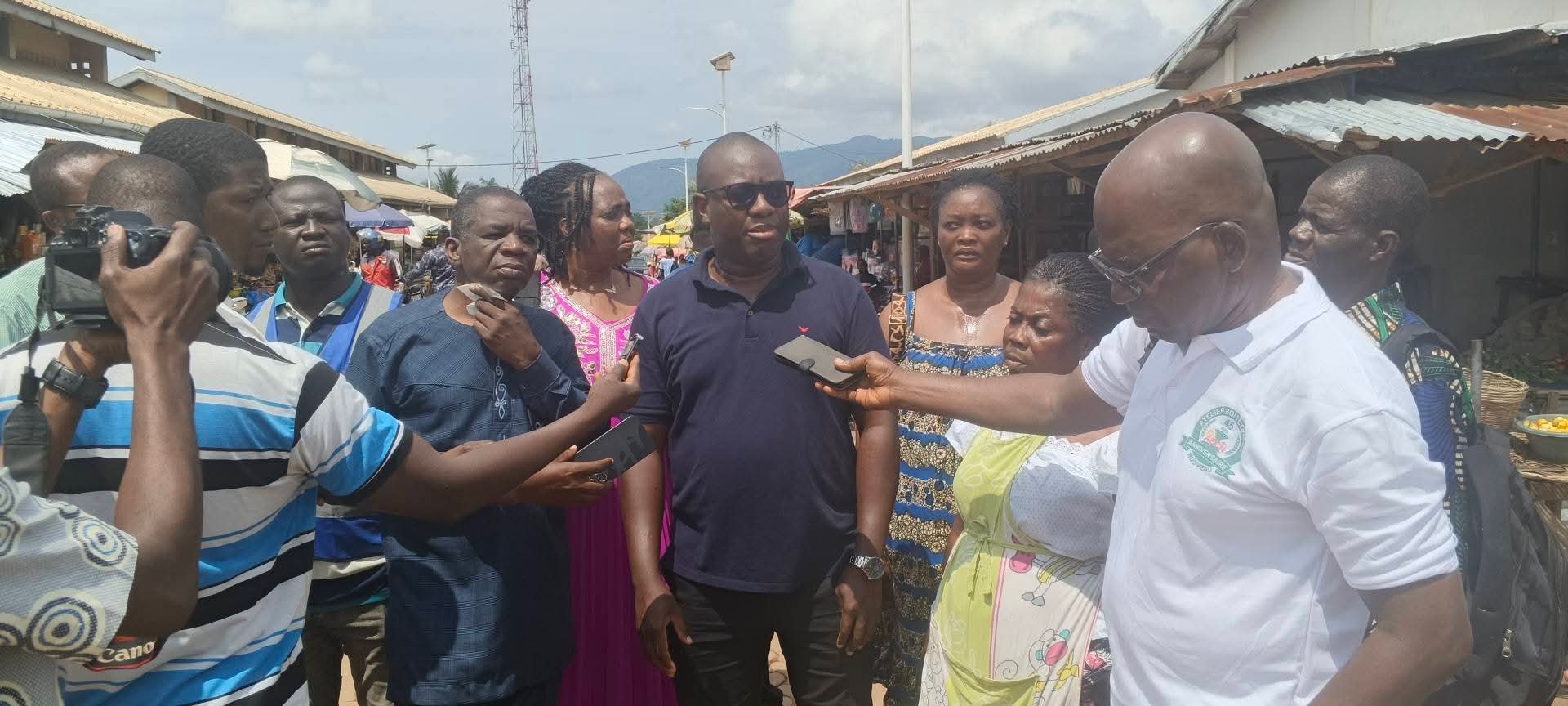 Le Maire ATIGAKOU (au micro) et le Préfet ASSAN (à gauche) sur les lieux pour constater le dégât