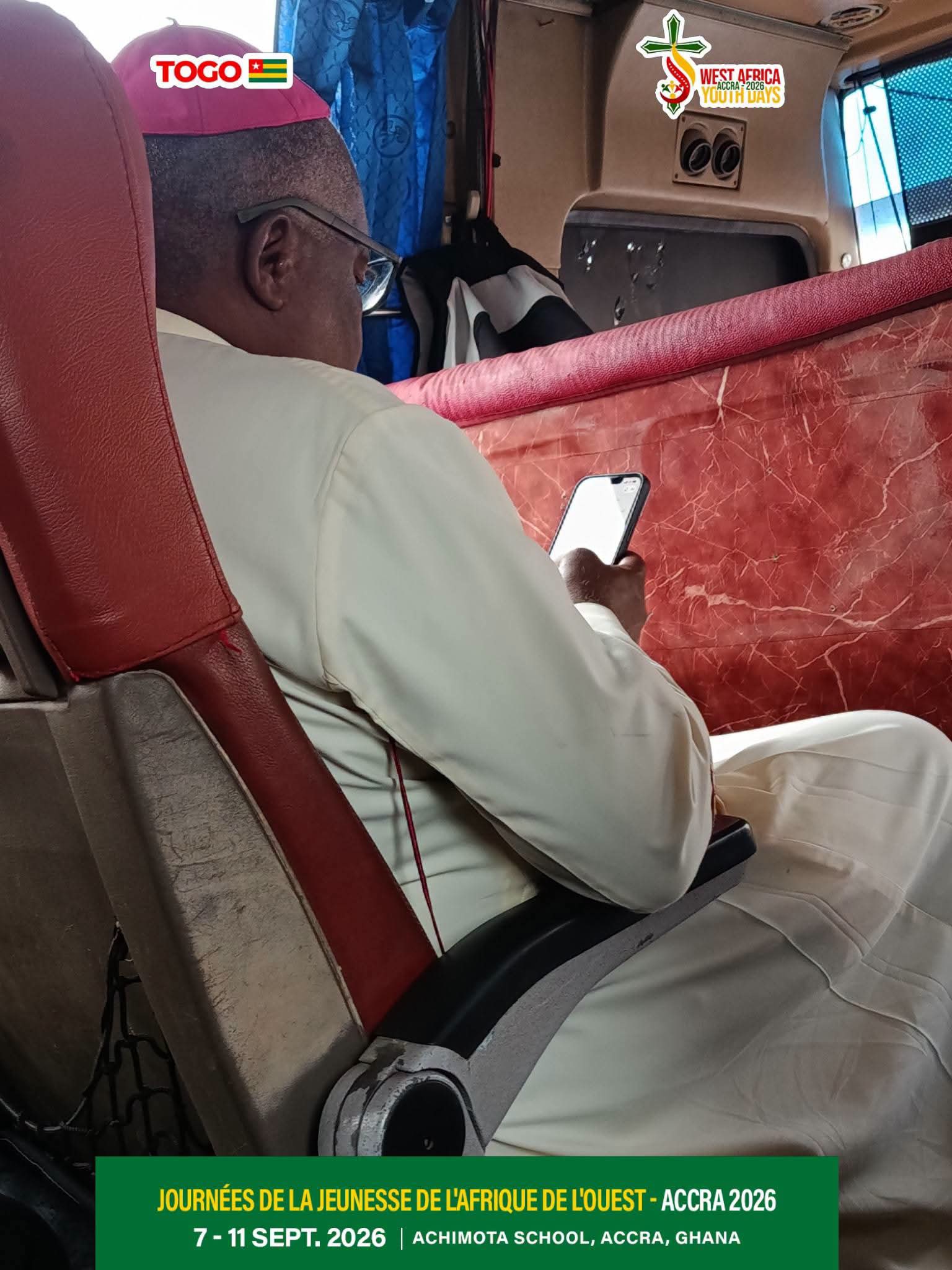 Mgr TOUHO, bien installé à bord du bus transportant la délégation togolaise...