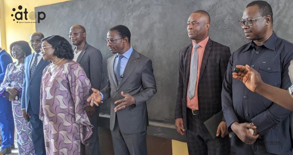 Le ministre Omorou (en veste) et sa suite dans une salle de classe ce lundi, à Lomé...