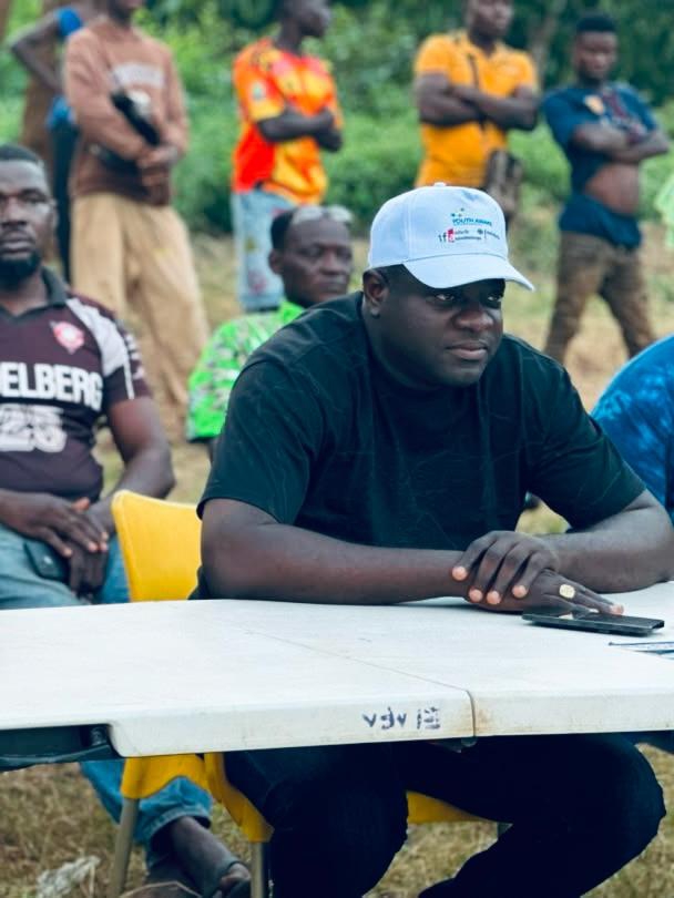 Brice Kodjo, en spectateur sur un terrain de football, dans la Commune YOTO 3