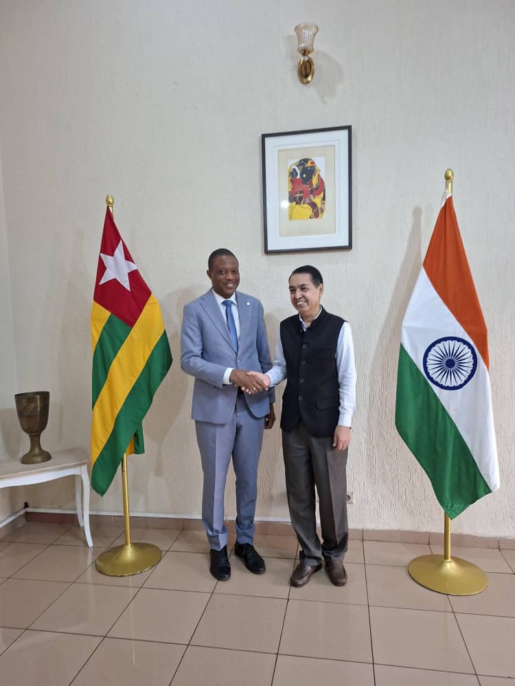 Poignée de mains entre Dr Alexandre de Souza (DG CETEF) et SRH Fahmi, Ambassadeur de l'Inde au Togo, lors de la visite...