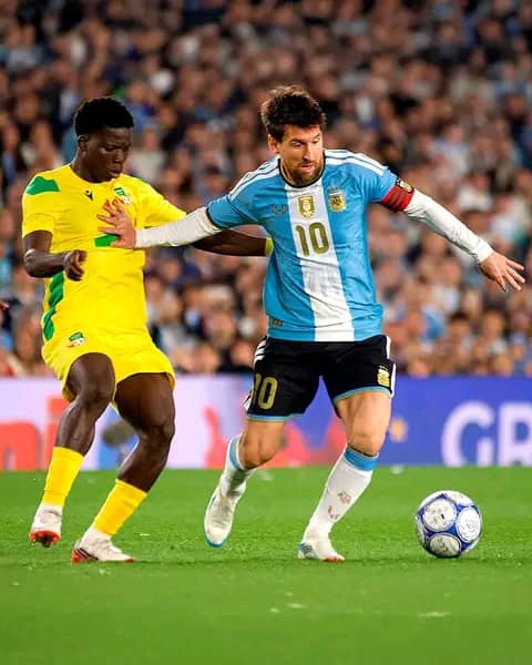 Duel entre Lionel Messi et un joueur béninois, lors du match d'adieu